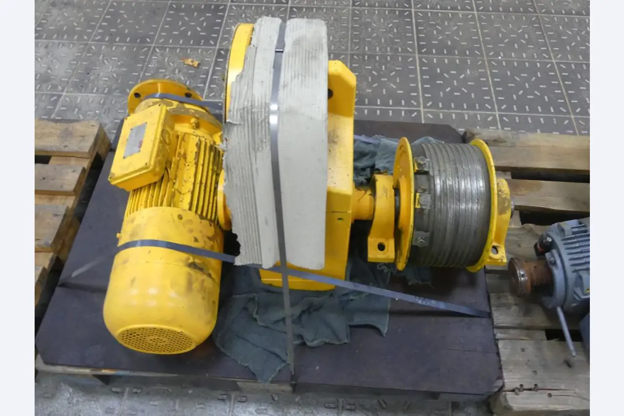 Equipement mécanique et accessoires d'une ancienne imprimerie en héliogravure-4