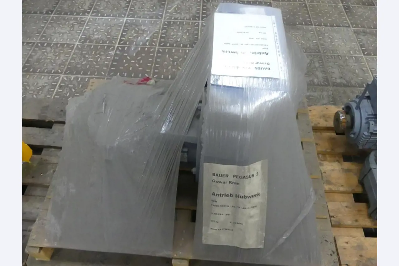 Equipement mécanique et accessoires d'une ancienne imprimerie en héliogravure-6