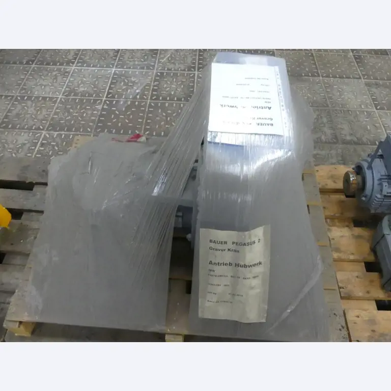 Equipement mécanique et accessoires d'une ancienne imprimerie en héliogravure-6