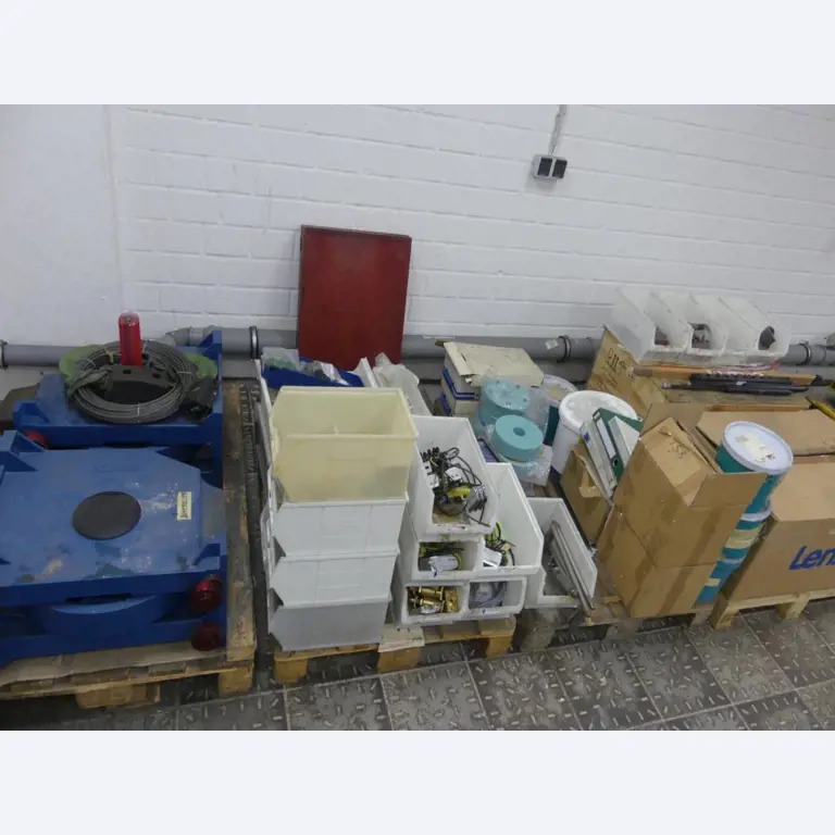 Equipement mécanique et accessoires d'une ancienne imprimerie en héliogravure-8