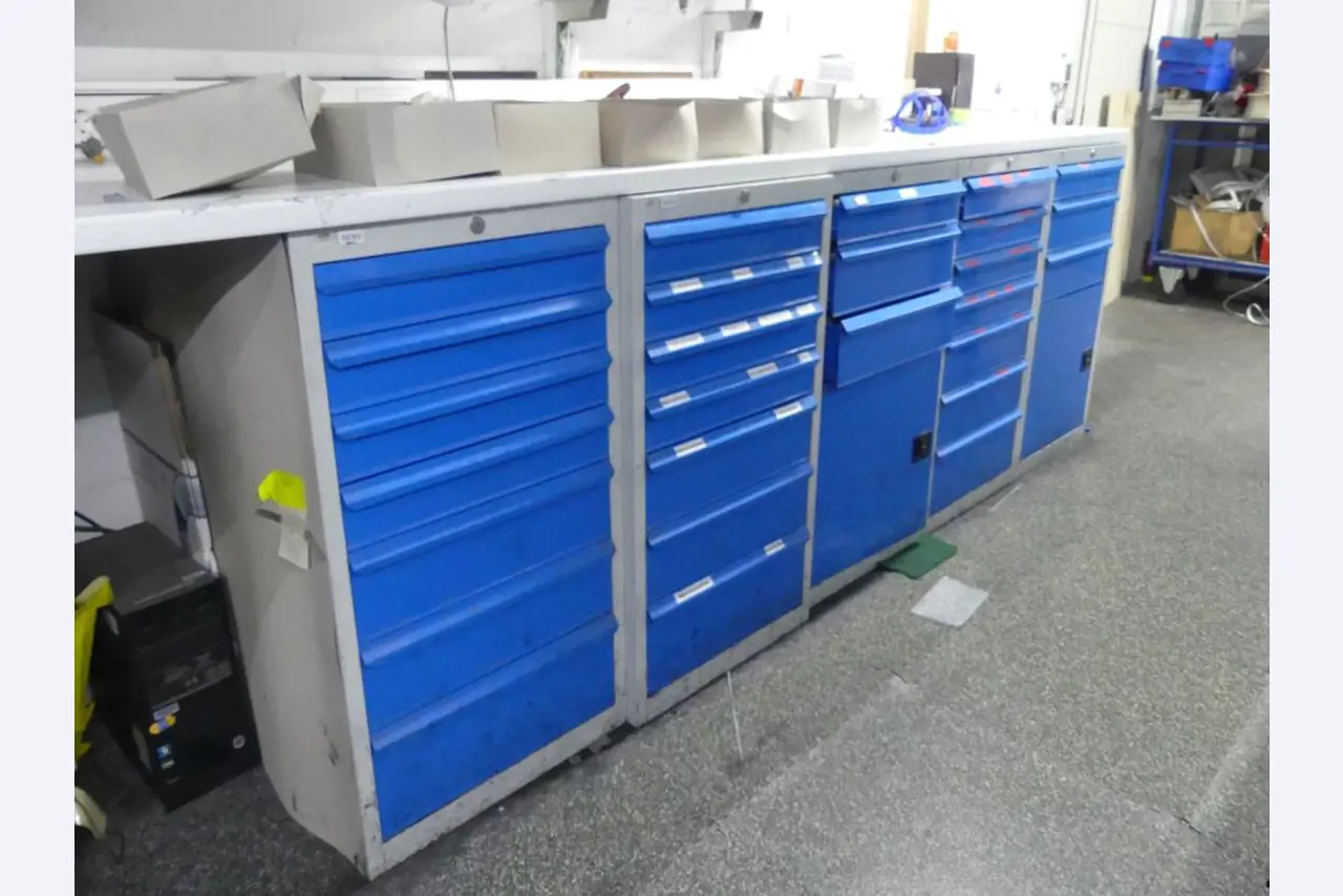 Equipement mécanique et accessoires d'une ancienne imprimerie en héliogravure-1