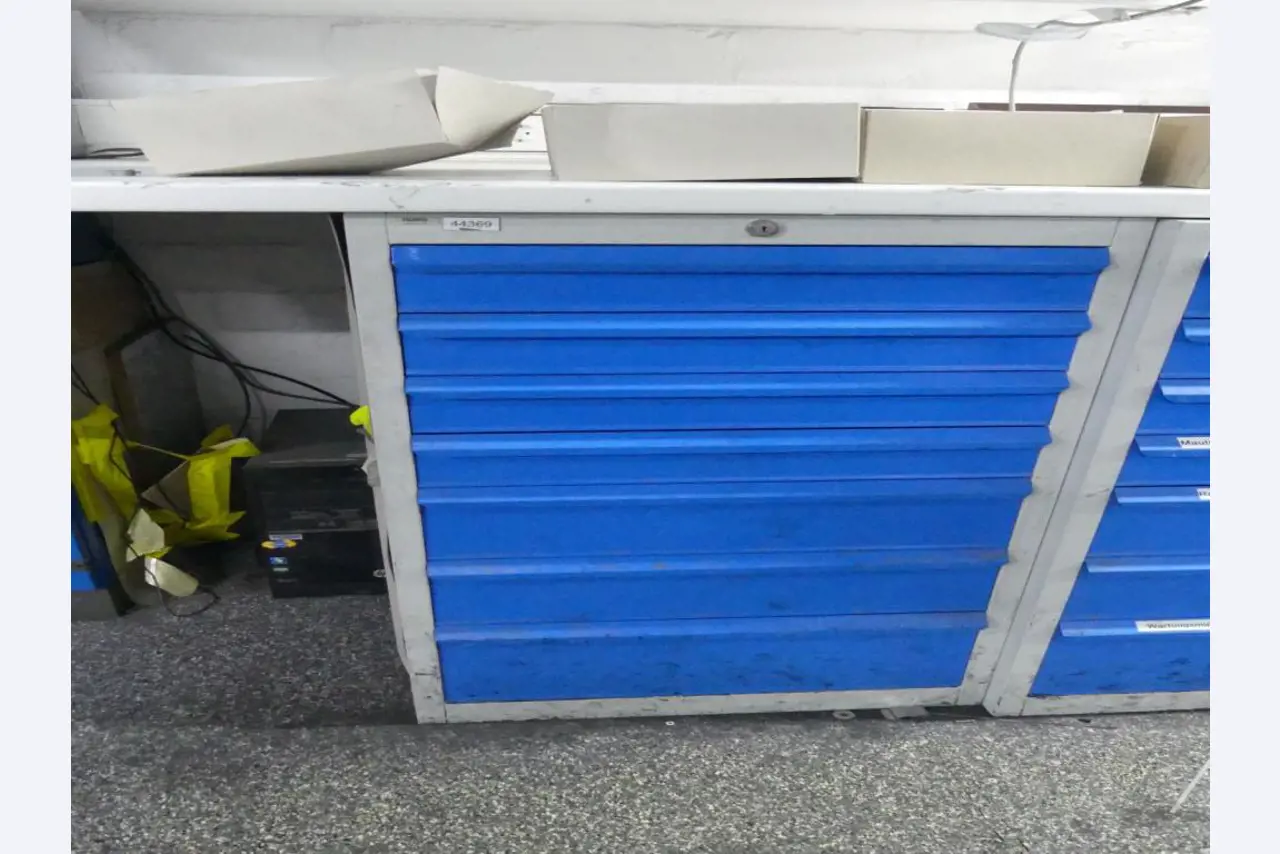 Equipement mécanique et accessoires d'une ancienne imprimerie en héliogravure-2