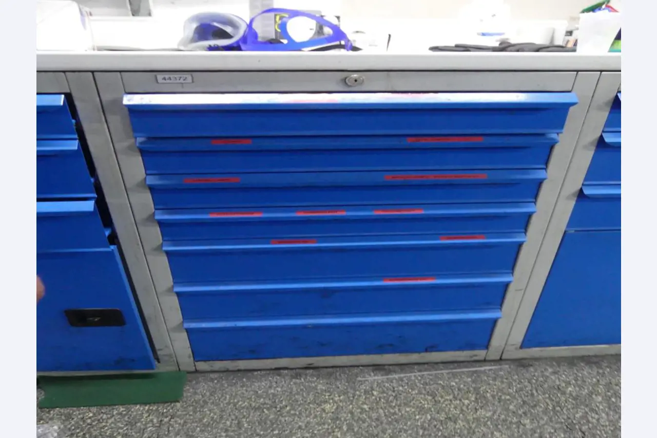 Equipement mécanique et accessoires d'une ancienne imprimerie en héliogravure-5