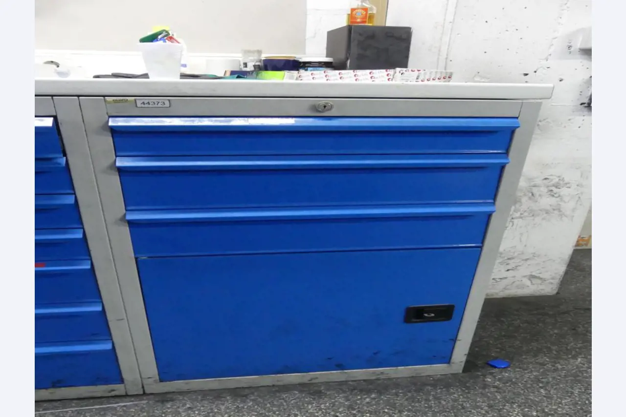 Equipement mécanique et accessoires d'une ancienne imprimerie en héliogravure-6