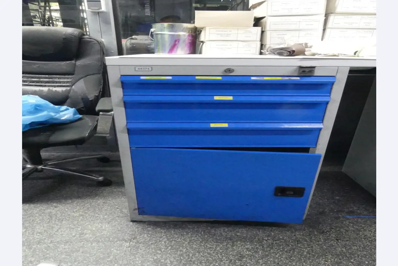 Equipement mécanique et accessoires d'une ancienne imprimerie en héliogravure-7