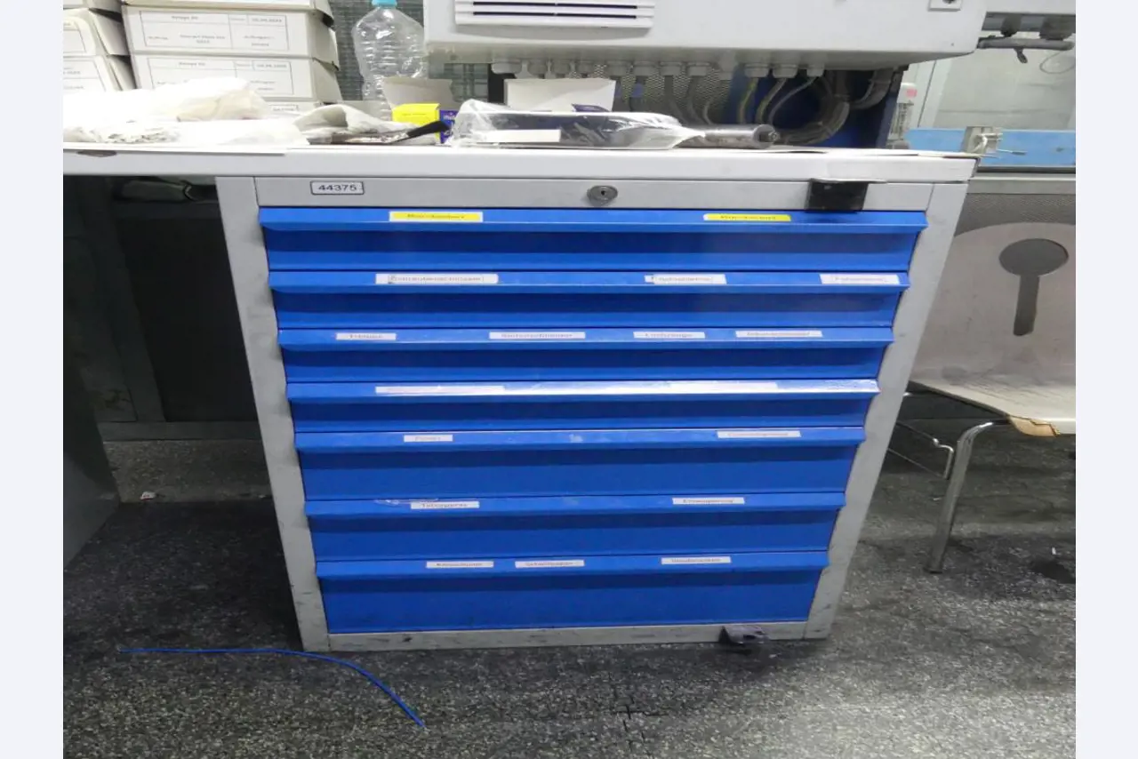 Equipement mécanique et accessoires d'une ancienne imprimerie en héliogravure-8