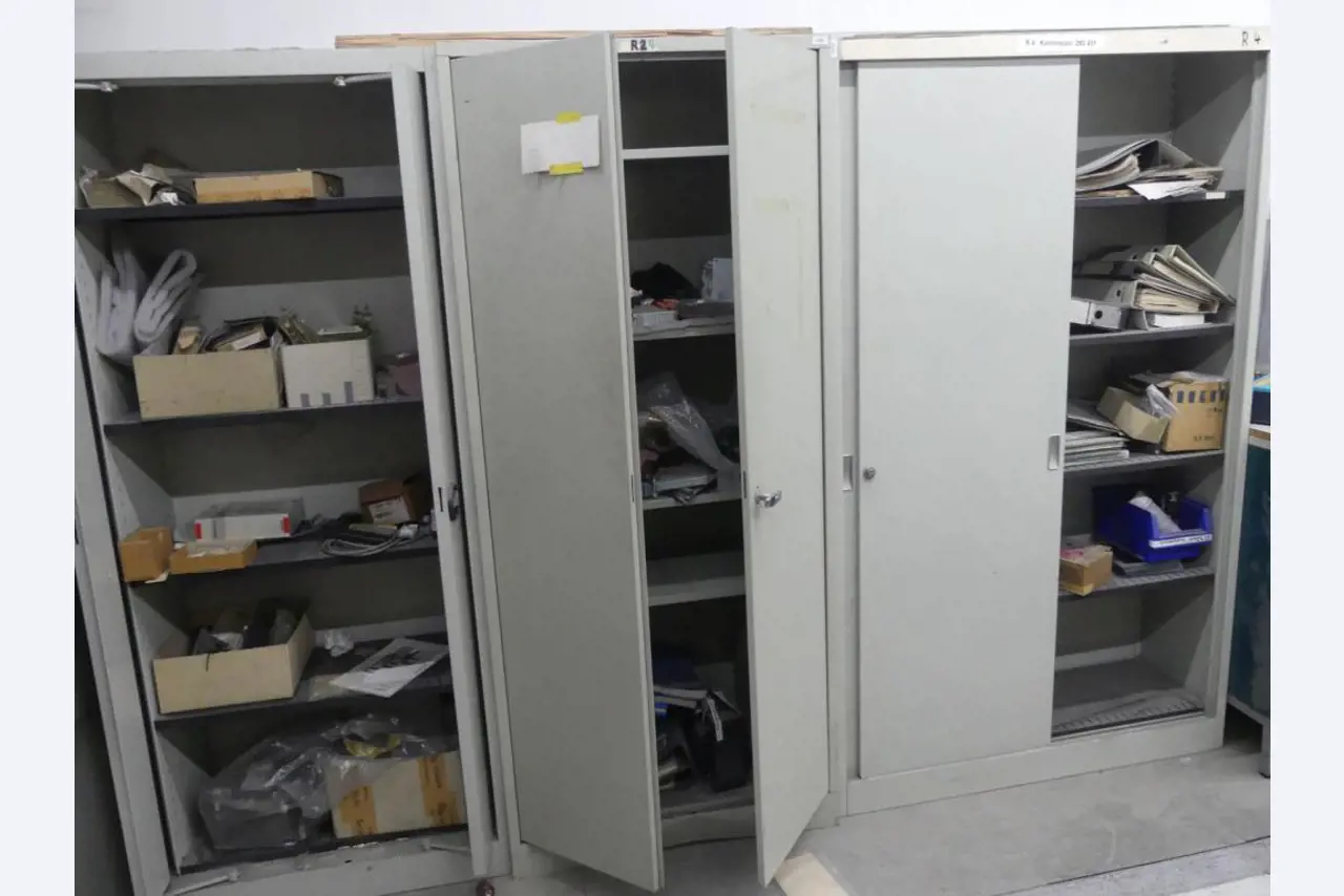 Equipement mécanique et accessoires d'une ancienne imprimerie en héliogravure-1