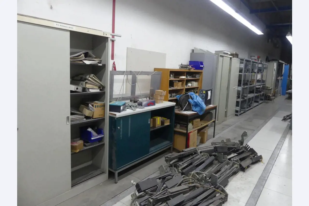 Equipement mécanique et accessoires d'une ancienne imprimerie en héliogravure-2