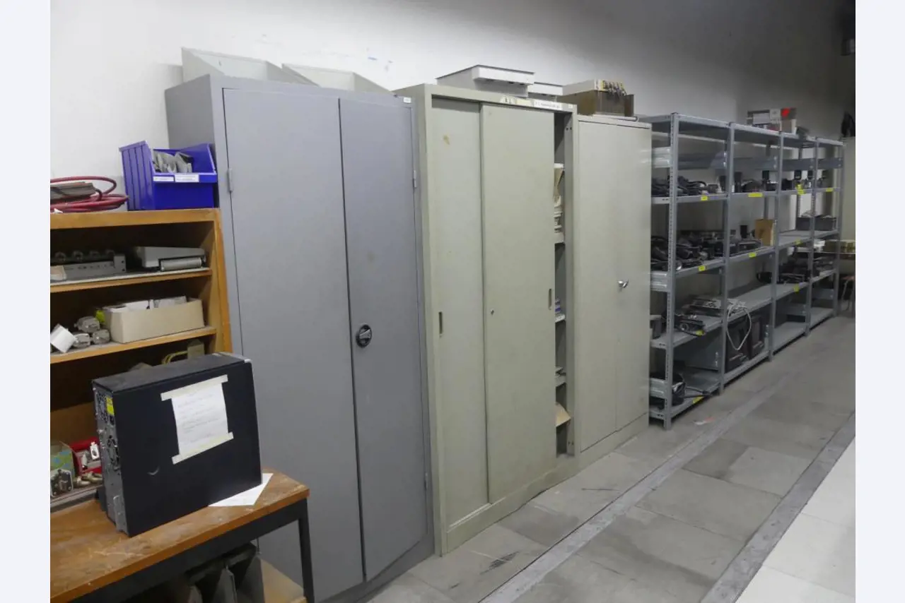 Equipement mécanique et accessoires d'une ancienne imprimerie en héliogravure-3