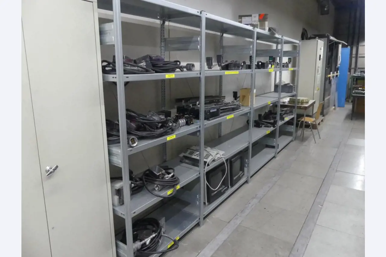 Equipement mécanique et accessoires d'une ancienne imprimerie en héliogravure-4