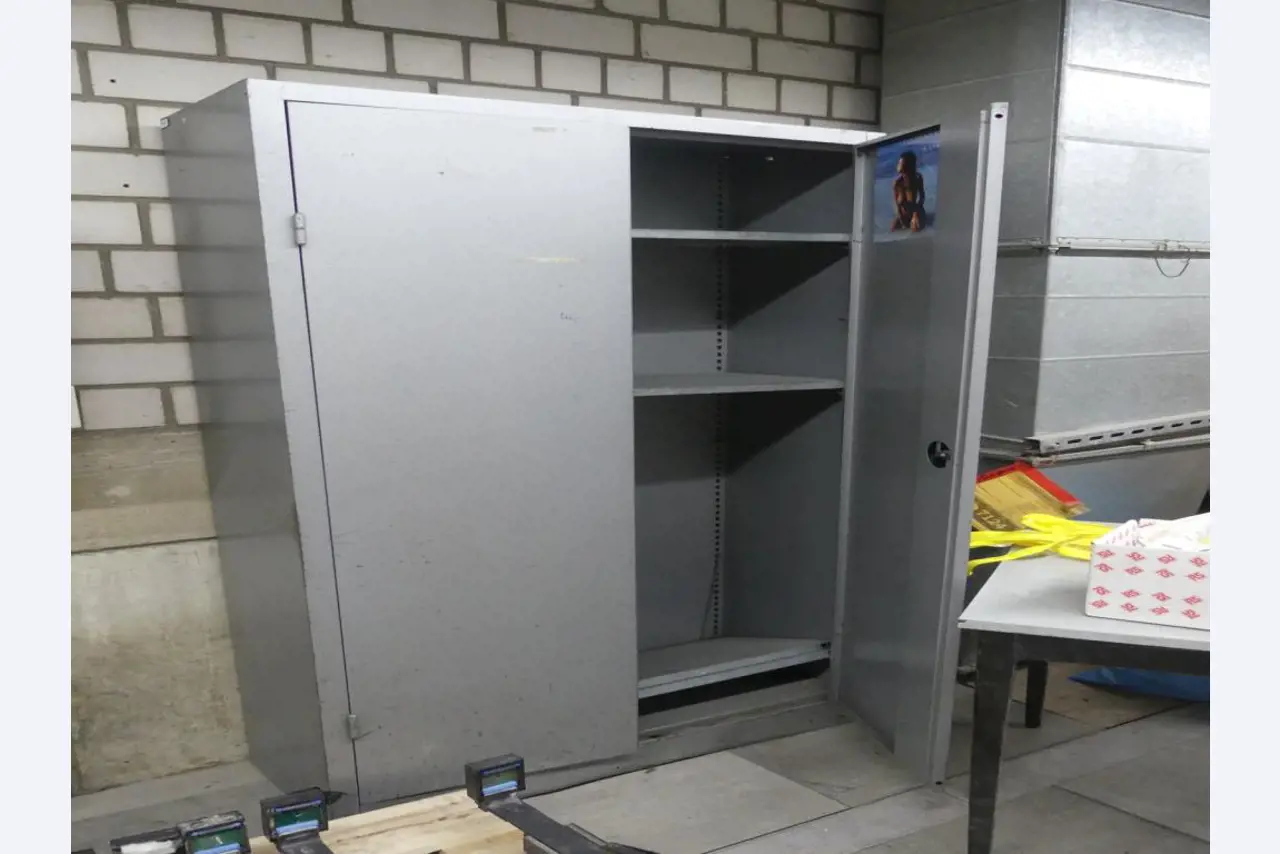 Equipement mécanique et accessoires d'une ancienne imprimerie en héliogravure-5