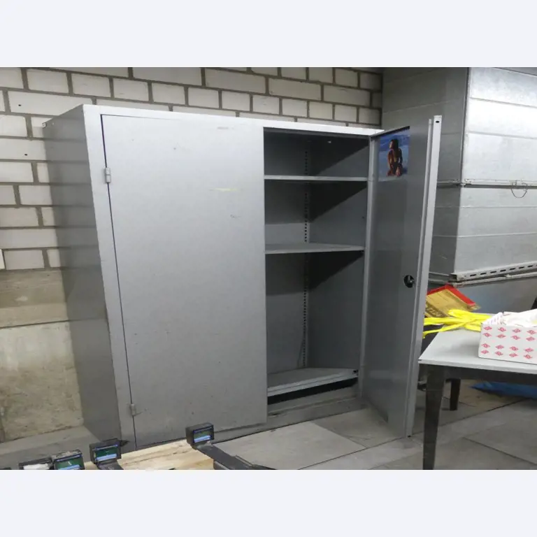 Equipement mécanique et accessoires d'une ancienne imprimerie en héliogravure-5