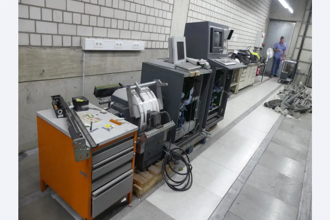 Equipement mécanique et accessoires d'une ancienne imprimerie en héliogravure-6