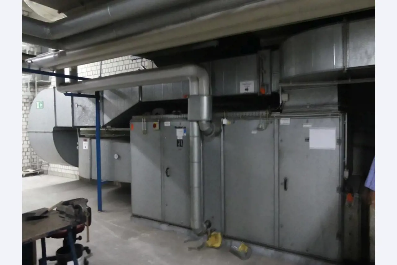 Maschinelle Einrichtung sowie Zubehör einer ehemaligen Tiefdruckerei-3