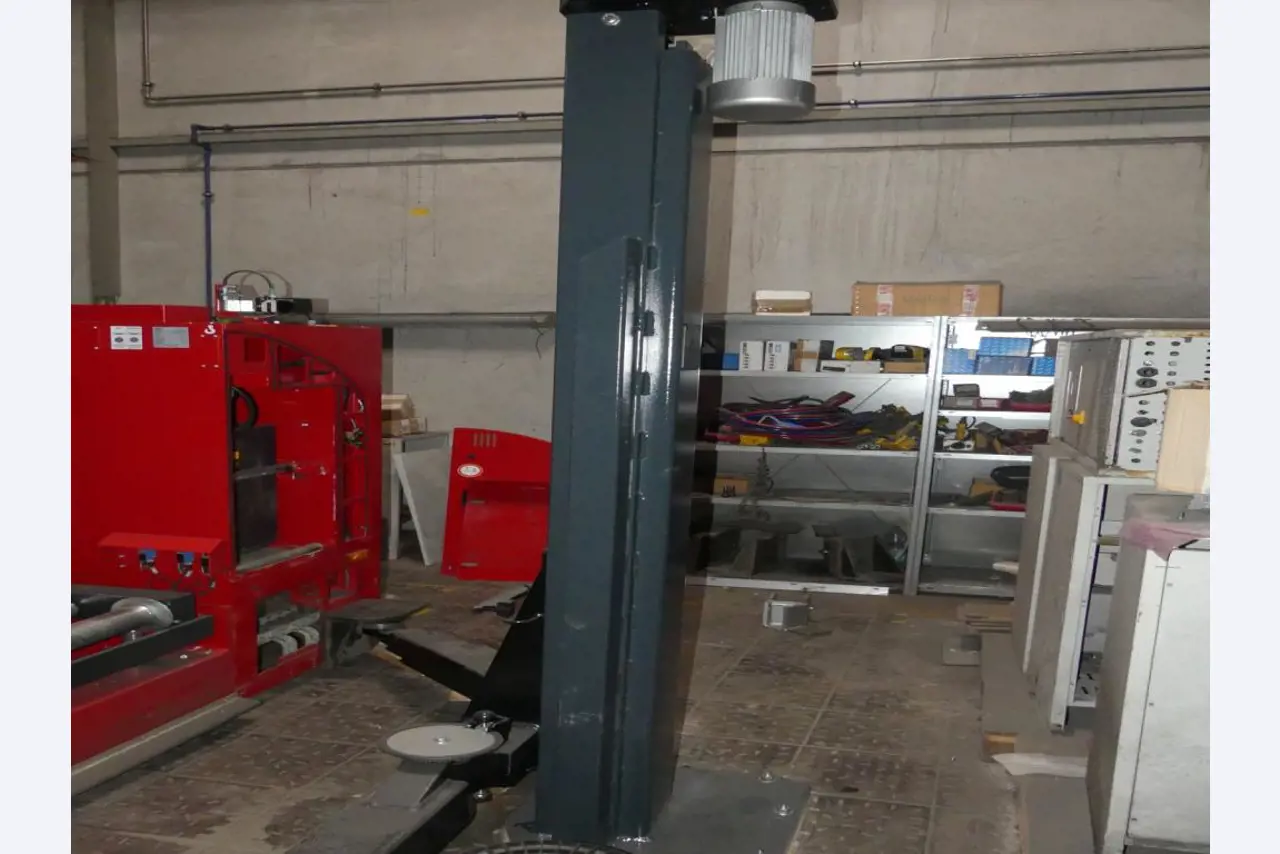 Equipement mécanique et accessoires d'une ancienne imprimerie en héliogravure-1