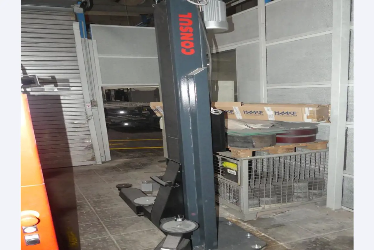 Equipement mécanique et accessoires d'une ancienne imprimerie en héliogravure-2