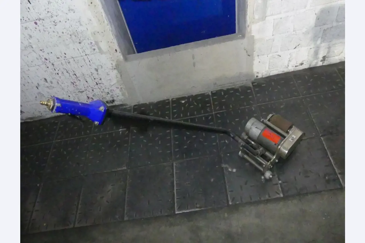 Maquinaria y accesorios de una antigua imprenta de huecograbado-2