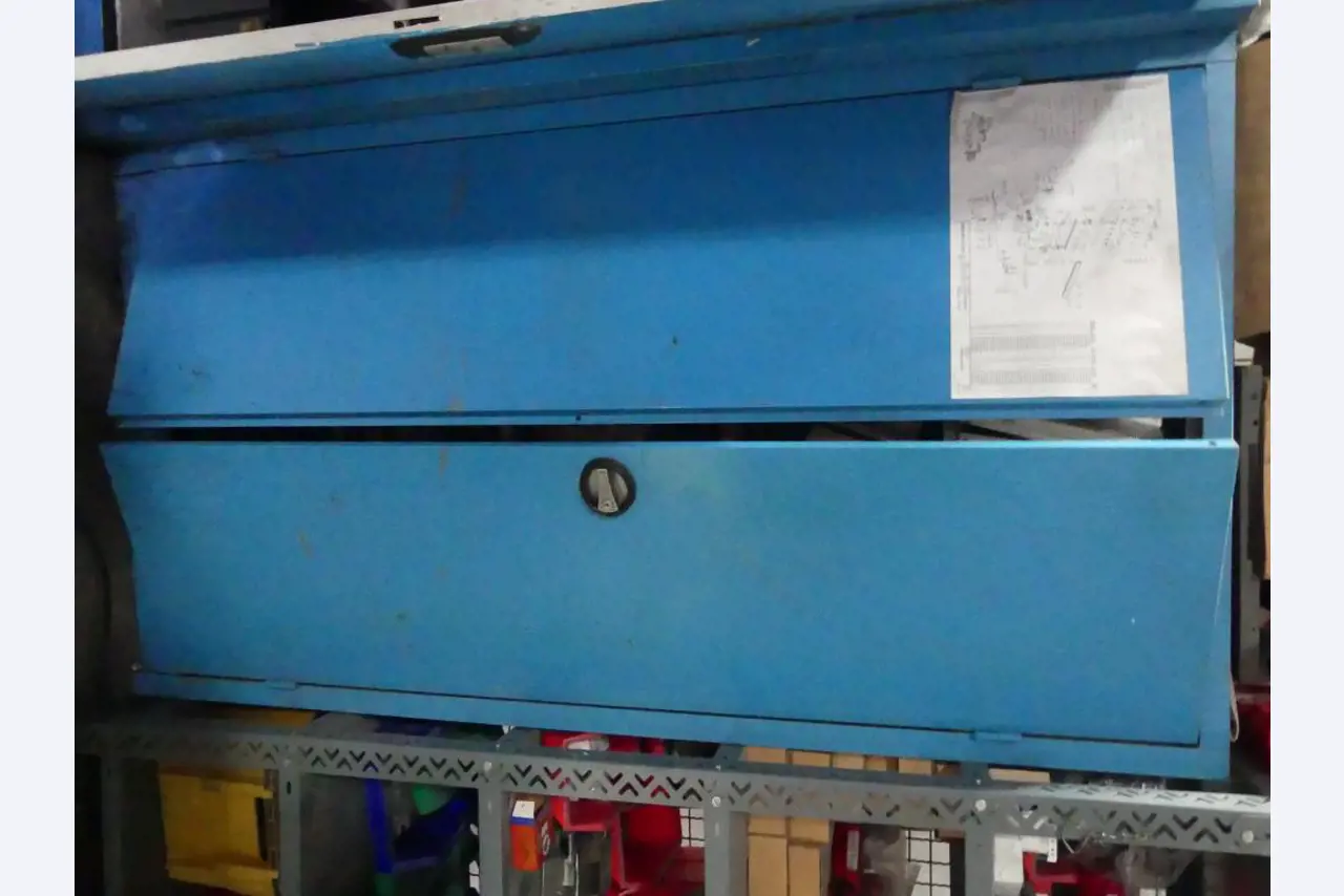 Equipement mécanique et accessoires d'une ancienne imprimerie en héliogravure-9