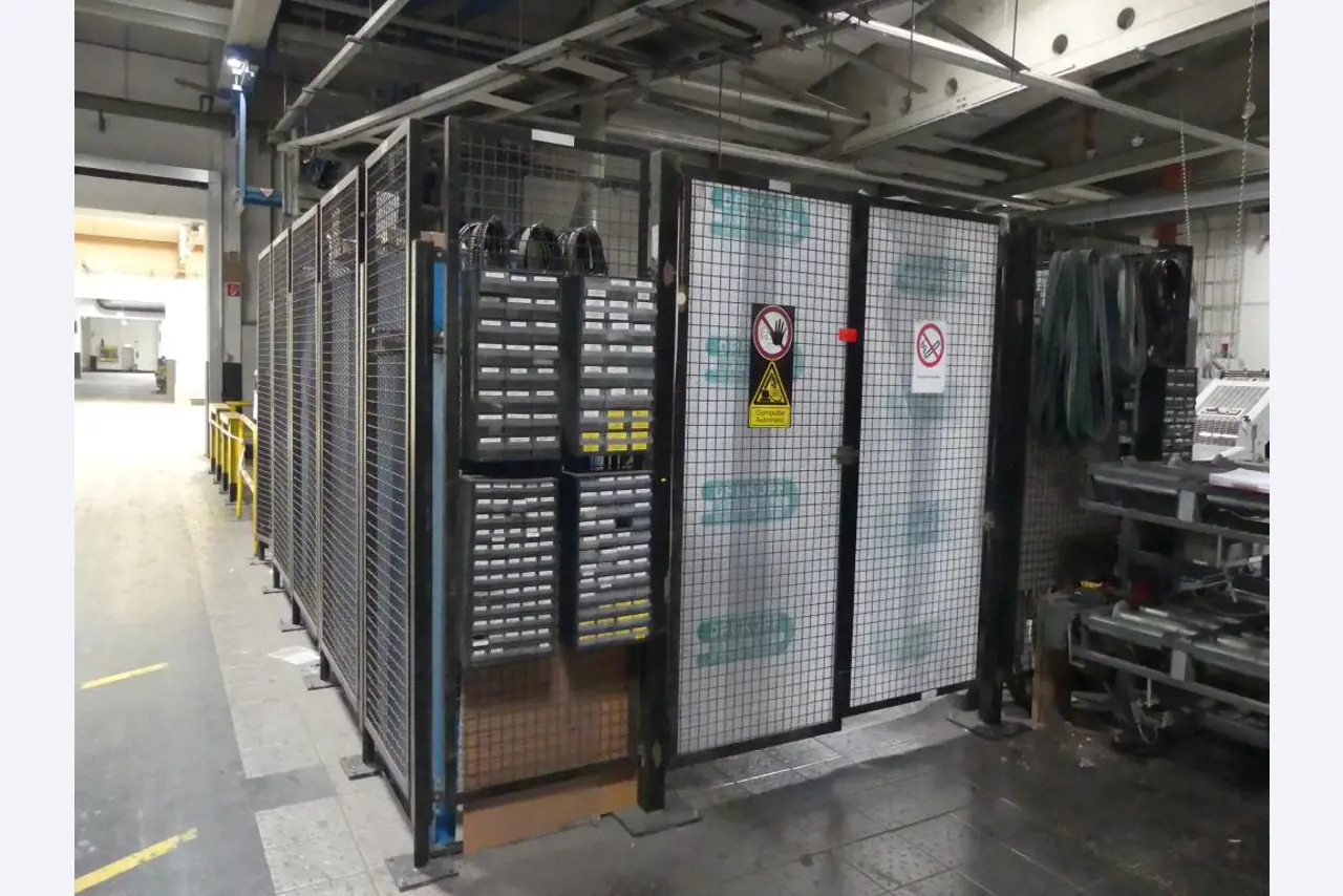 Equipement mécanique et accessoires d'une ancienne imprimerie en héliogravure-1