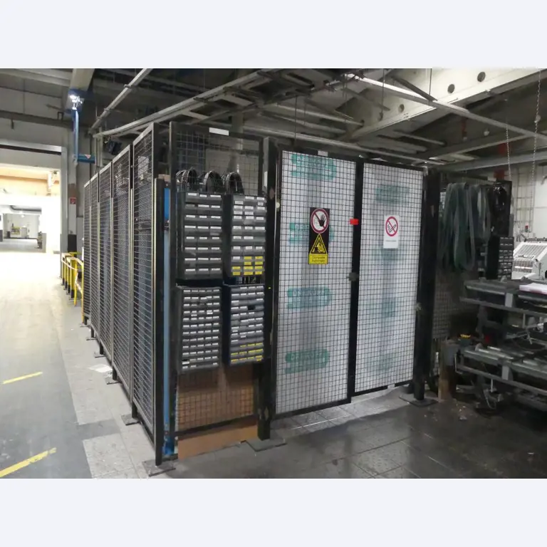 Equipement mécanique et accessoires d'une ancienne imprimerie en héliogravure-1