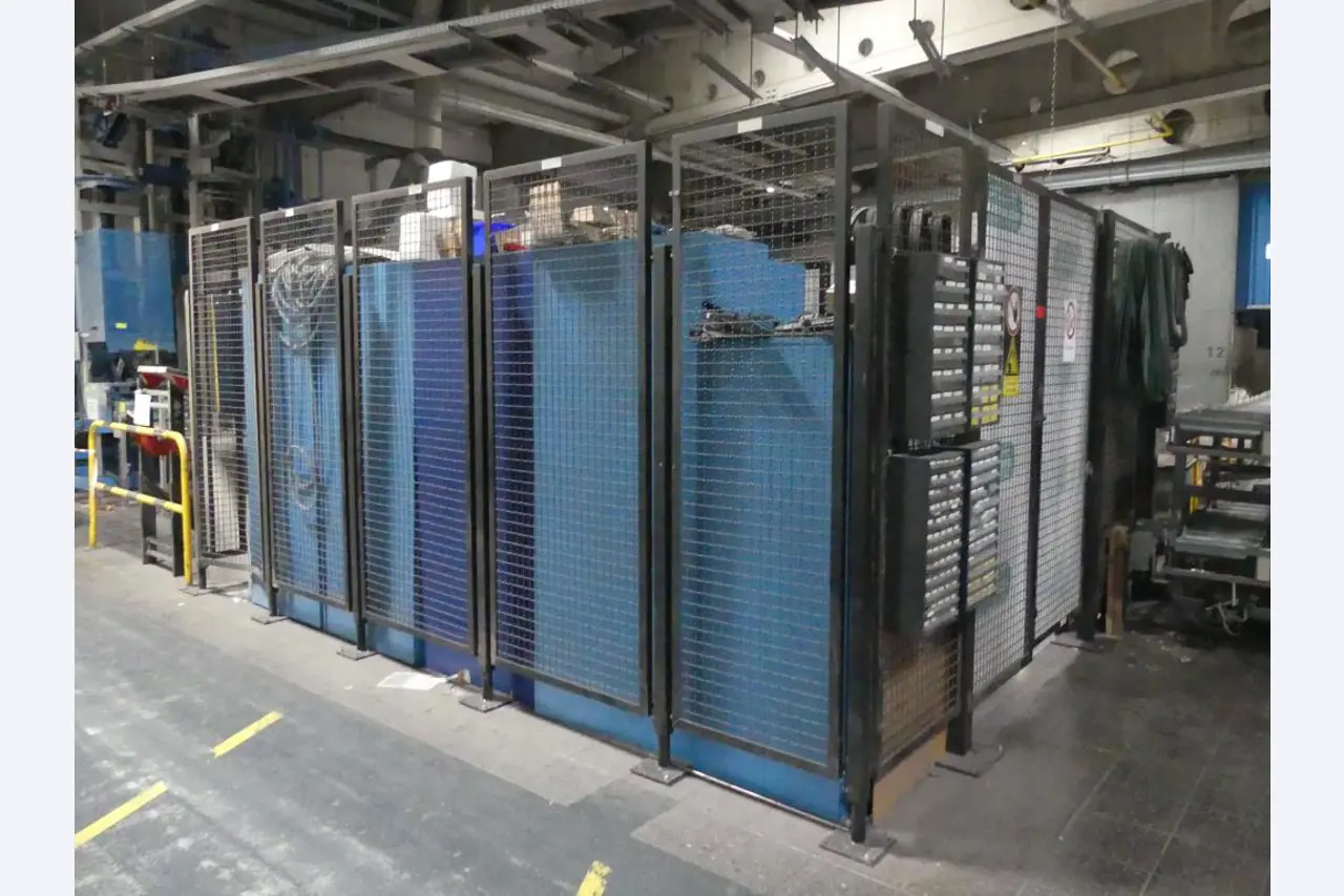 Equipement mécanique et accessoires d'une ancienne imprimerie en héliogravure-2