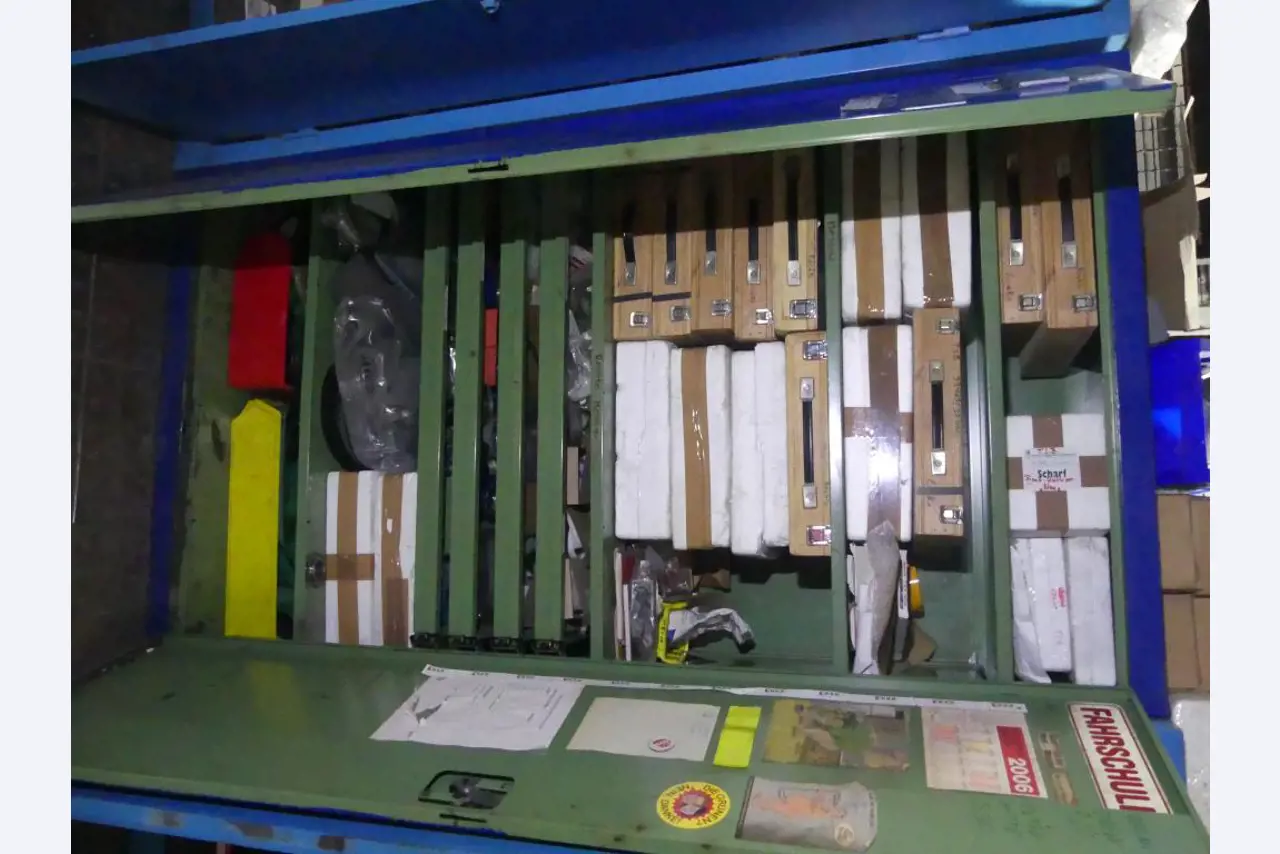 Equipement mécanique et accessoires d'une ancienne imprimerie en héliogravure-5