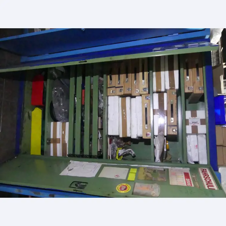 Equipement mécanique et accessoires d'une ancienne imprimerie en héliogravure-5