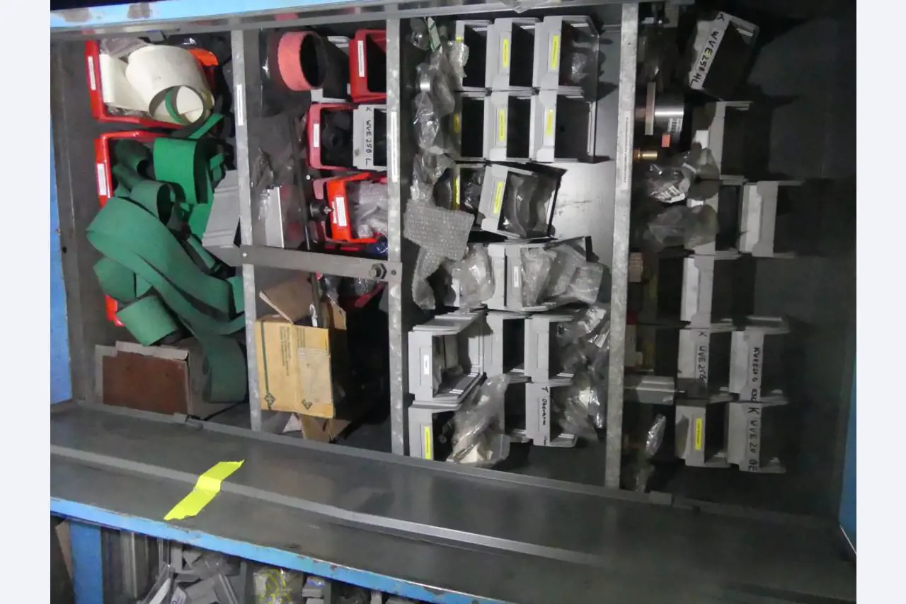 Equipement mécanique et accessoires d'une ancienne imprimerie en héliogravure-6