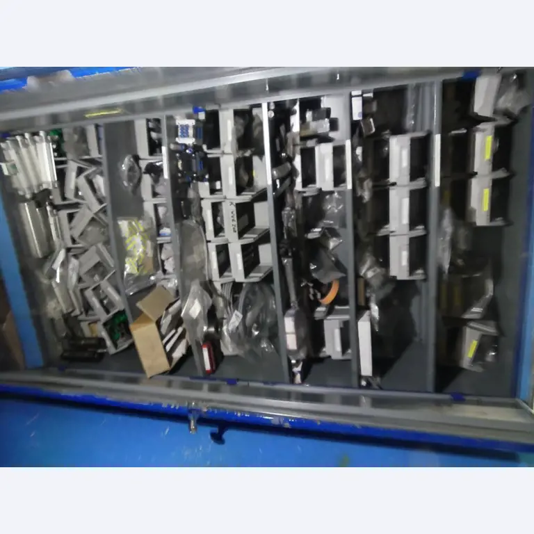 Equipement mécanique et accessoires d'une ancienne imprimerie en héliogravure-7