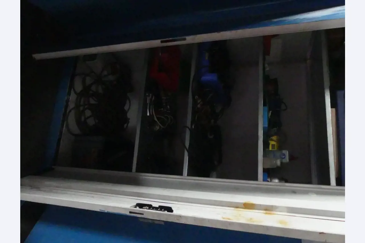 Equipement mécanique et accessoires d'une ancienne imprimerie en héliogravure-8