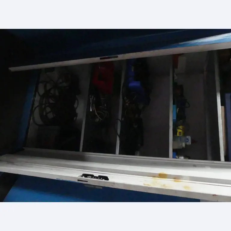 Equipement mécanique et accessoires d'une ancienne imprimerie en héliogravure-8