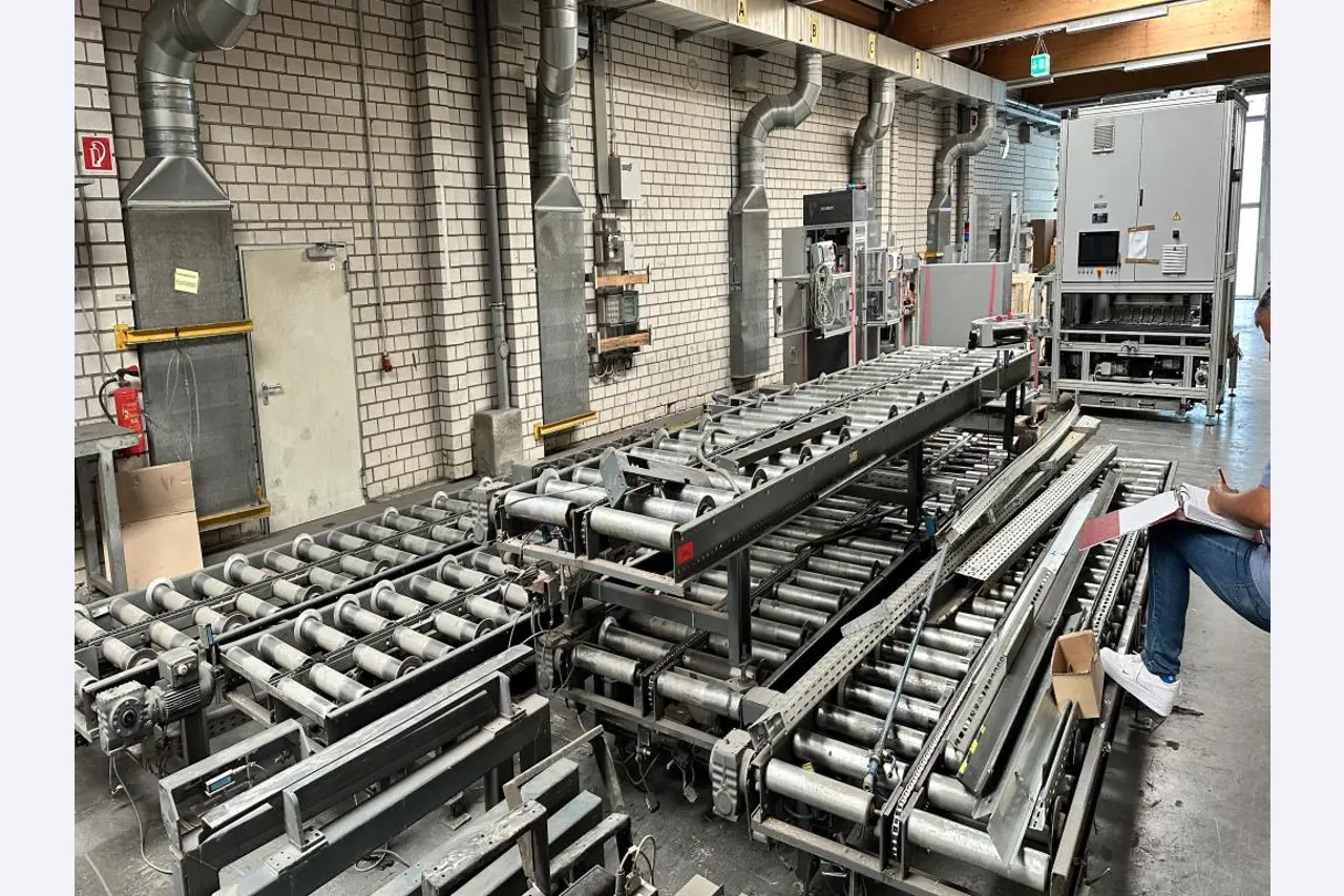 Equipement mécanique et accessoires d'une ancienne imprimerie en héliogravure-1