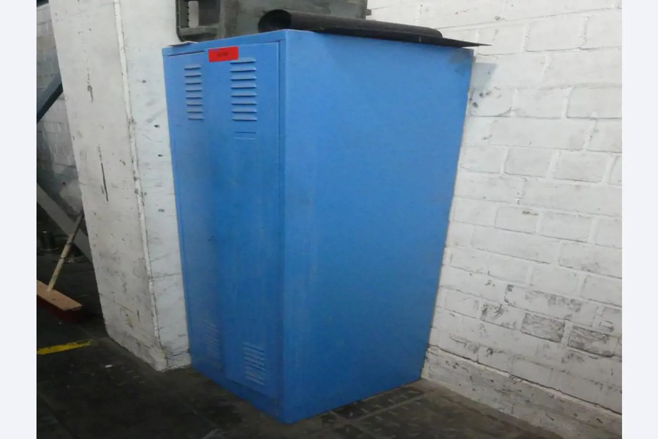 Maquinaria y accesorios de una antigua imprenta de huecograbado-1