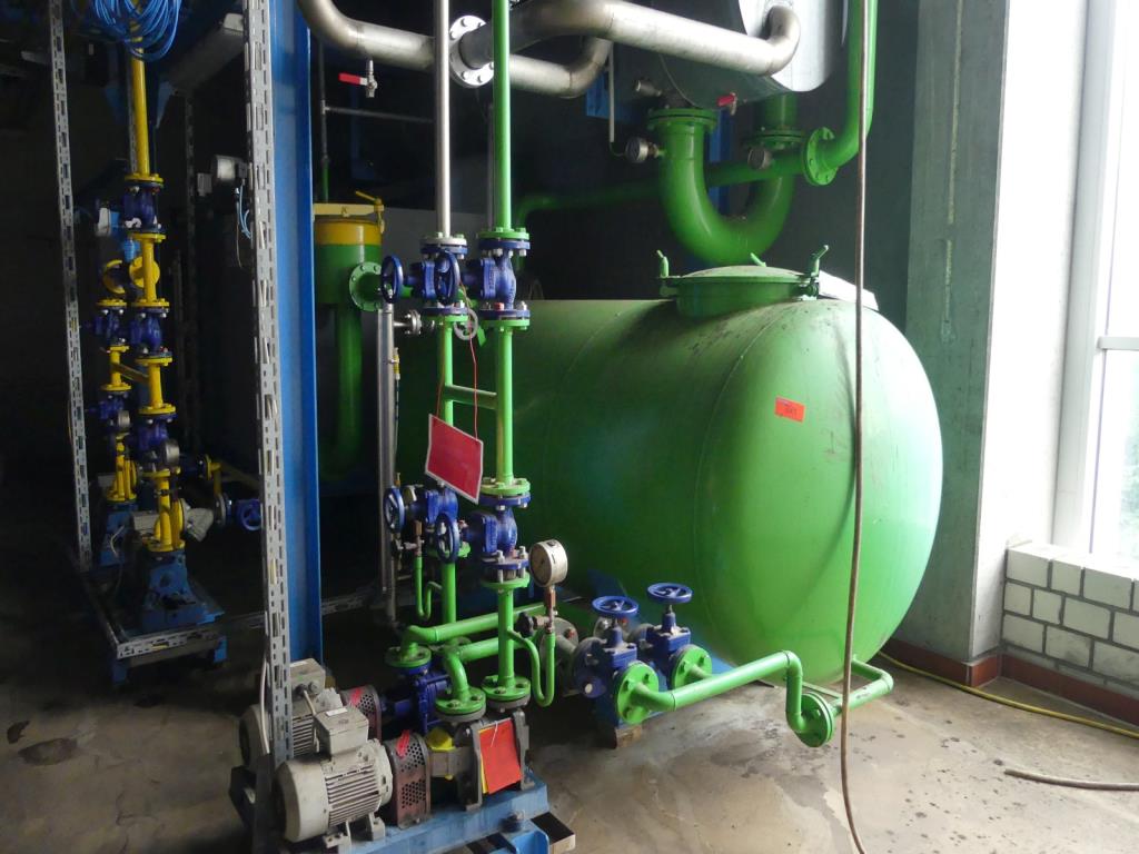 Maquinaria y accesorios de una antigua imprenta de huecograbado-1