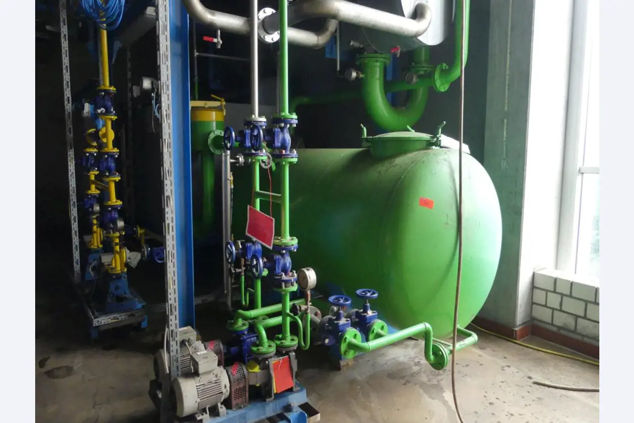 Equipement mécanique et accessoires d'une ancienne imprimerie en héliogravure-1