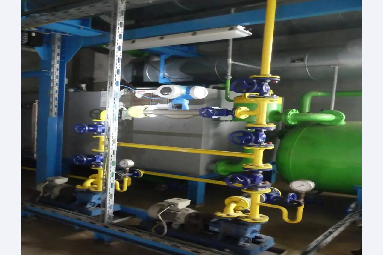 Equipement mécanique et accessoires d'une ancienne imprimerie en héliogravure-2