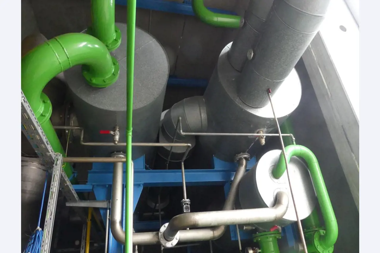 Equipement mécanique et accessoires d'une ancienne imprimerie en héliogravure-2