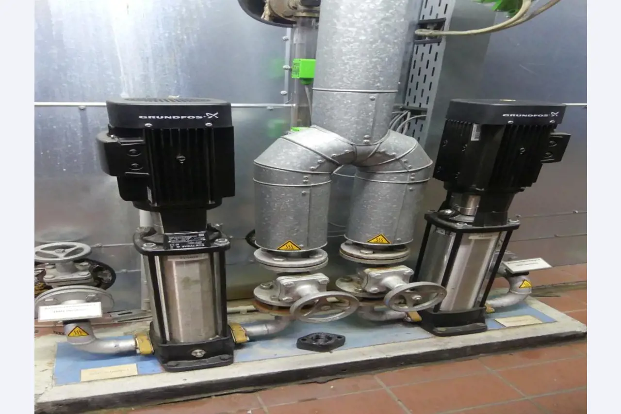 Equipement mécanique et accessoires d'une ancienne imprimerie en héliogravure-3