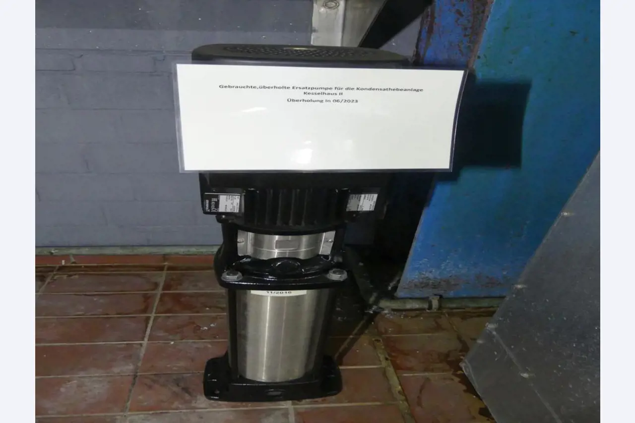 Equipement mécanique et accessoires d'une ancienne imprimerie en héliogravure-4