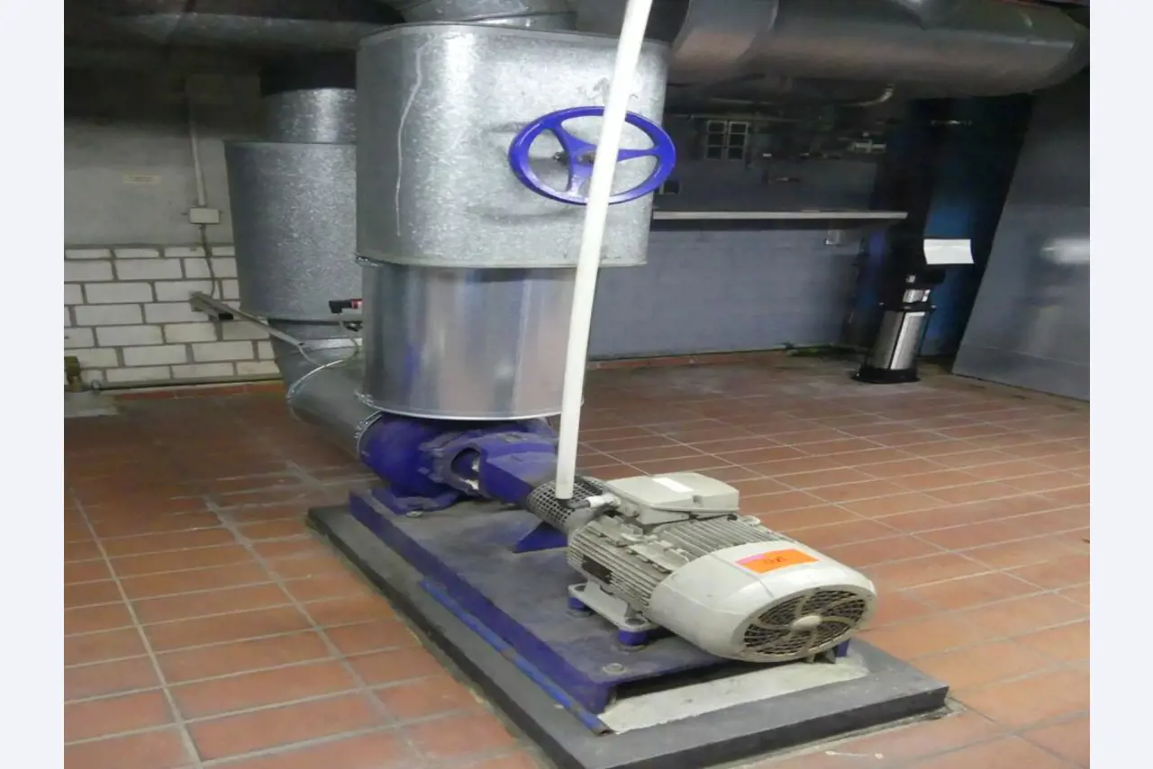 Equipement mécanique et accessoires d'une ancienne imprimerie en héliogravure-2