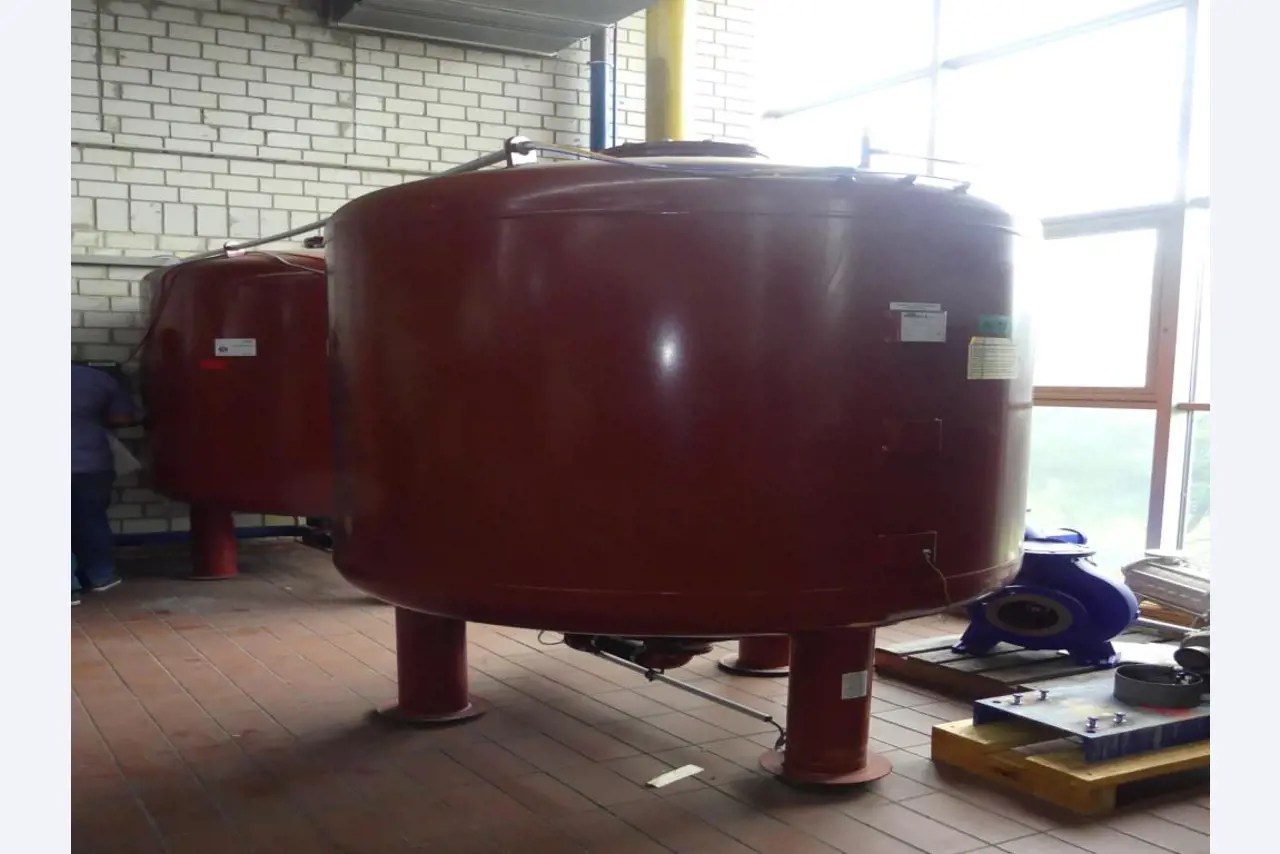 Maquinaria y accesorios de una antigua imprenta de huecograbado-1