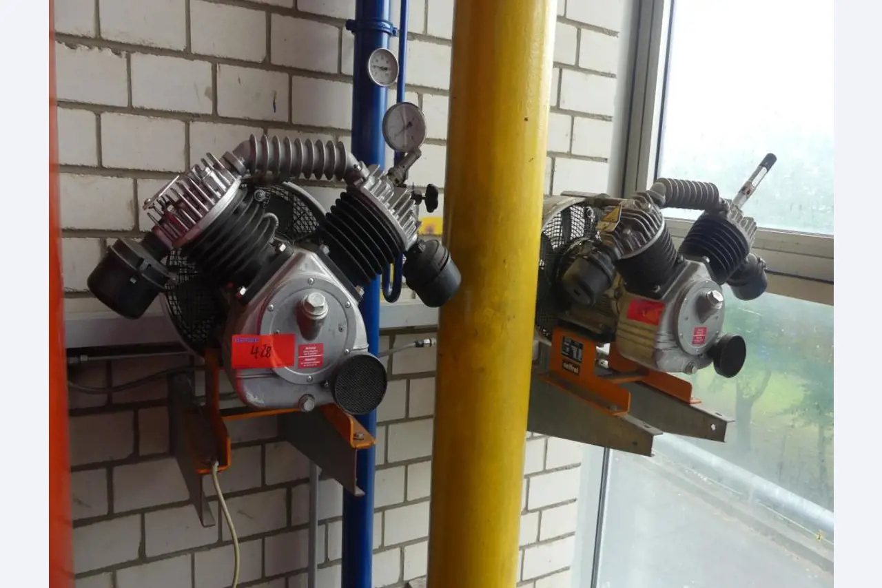 Maquinaria y accesorios de una antigua imprenta de huecograbado-5