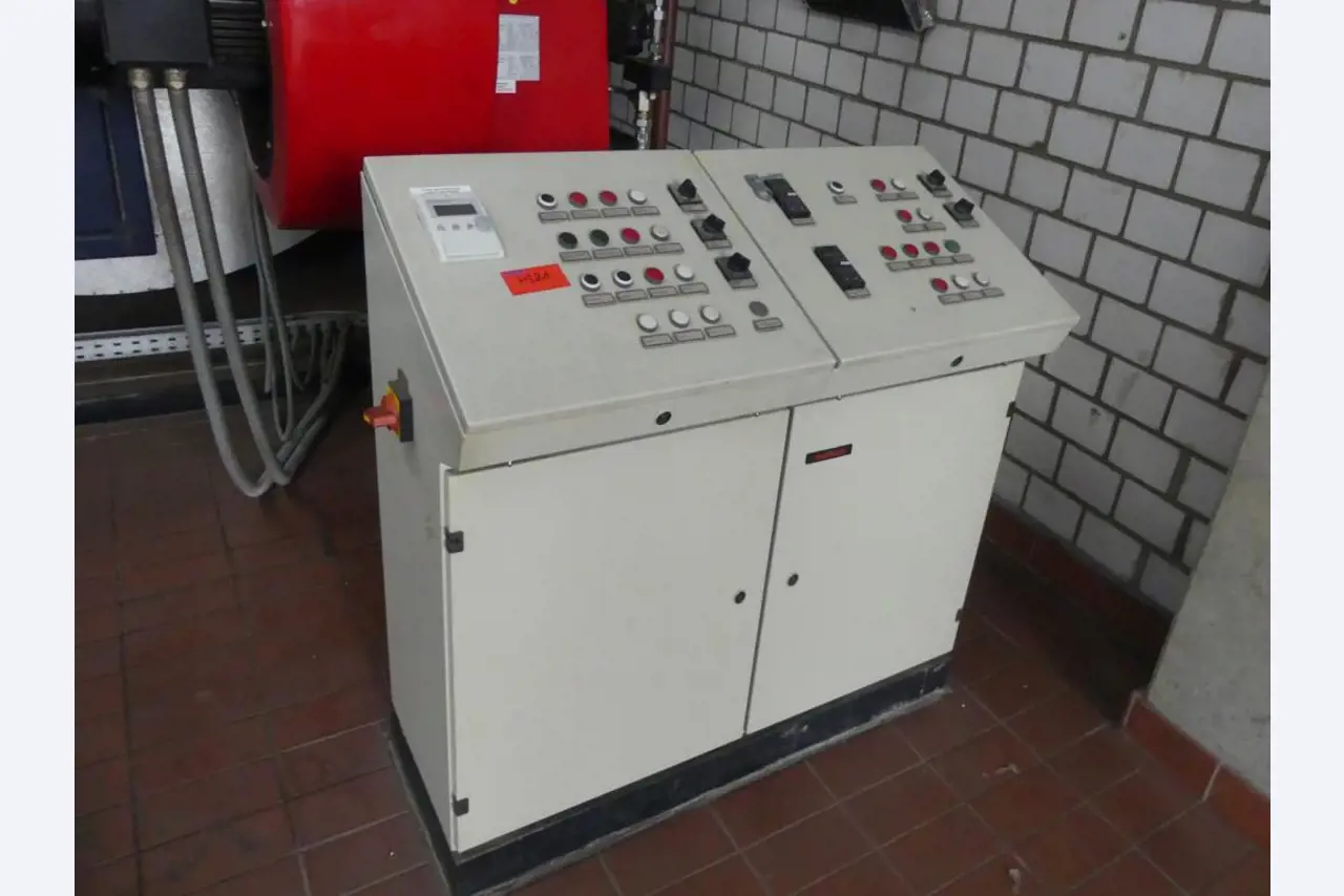 Equipement mécanique et accessoires d'une ancienne imprimerie en héliogravure-2