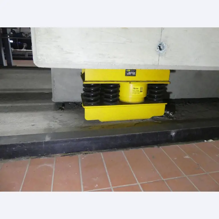 Equipement mécanique et accessoires d'une ancienne imprimerie en héliogravure-9