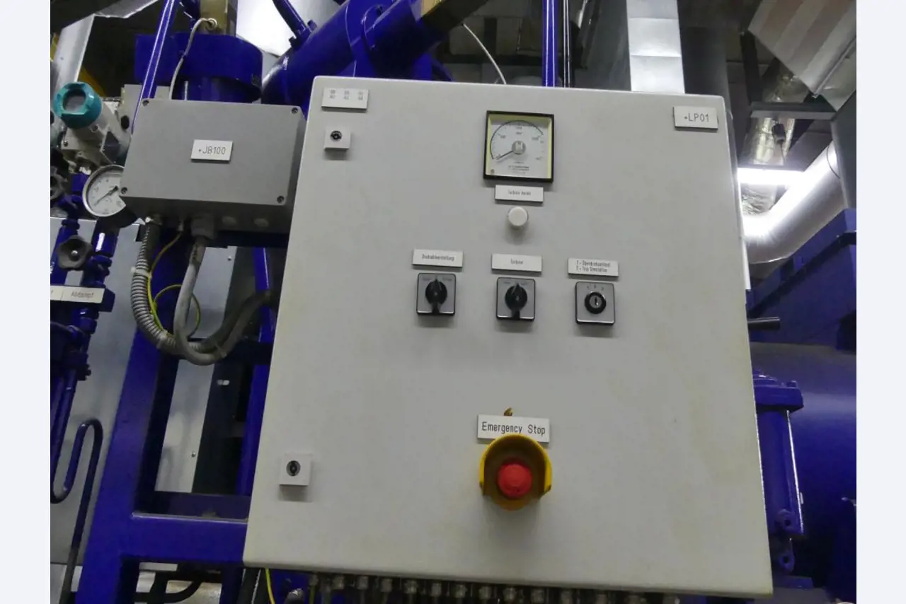 Equipement mécanique et accessoires d'une ancienne imprimerie en héliogravure-10