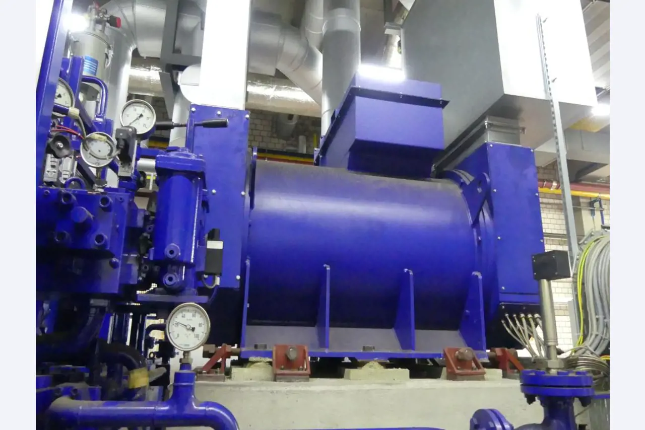 Equipement mécanique et accessoires d'une ancienne imprimerie en héliogravure-11