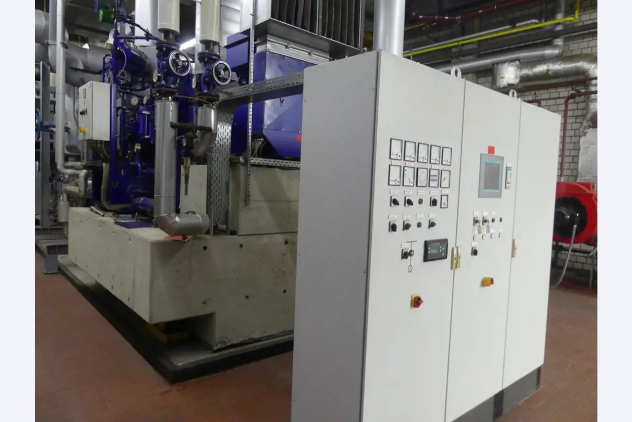 Equipement mécanique et accessoires d'une ancienne imprimerie en héliogravure-14