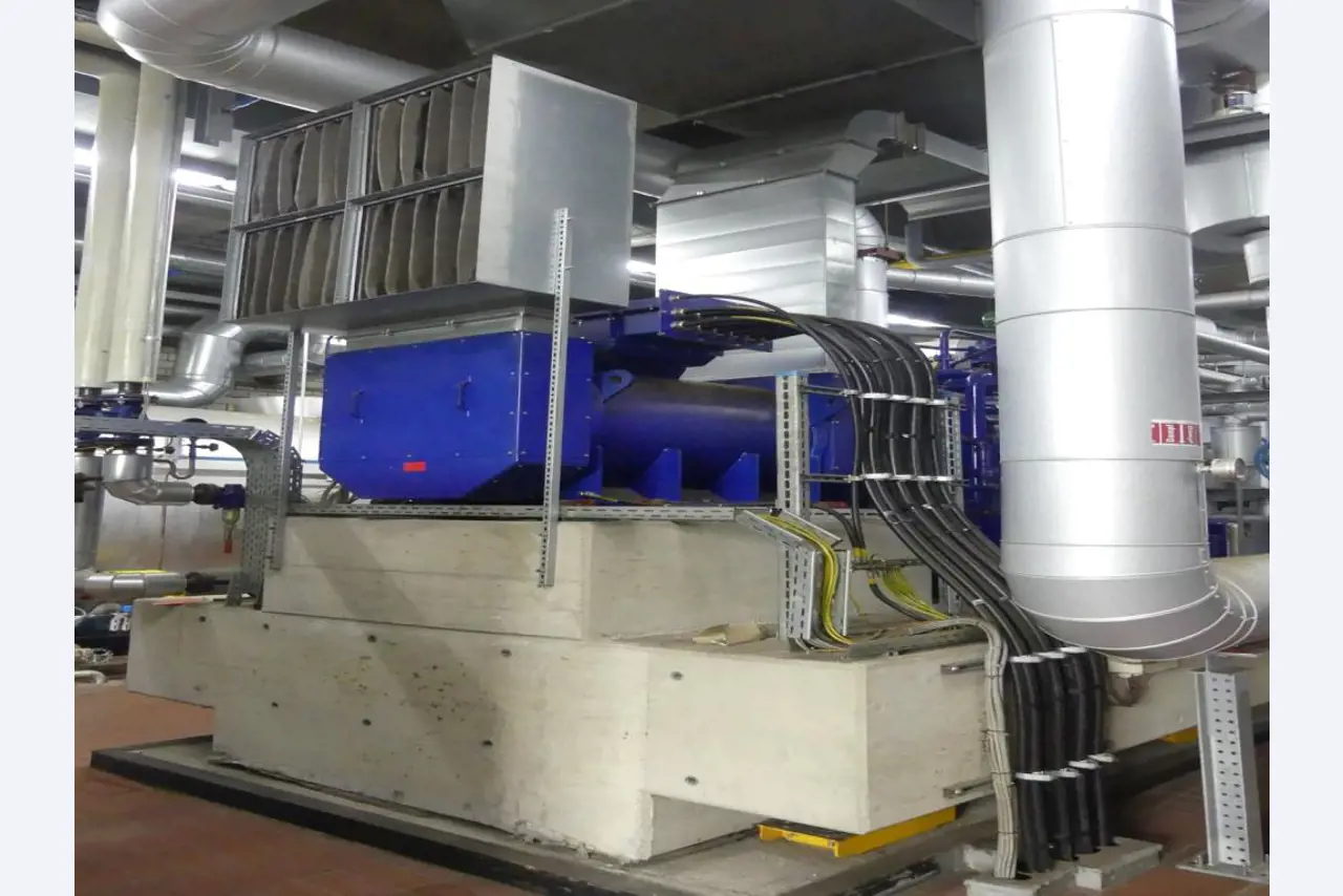 Equipement mécanique et accessoires d'une ancienne imprimerie en héliogravure-1