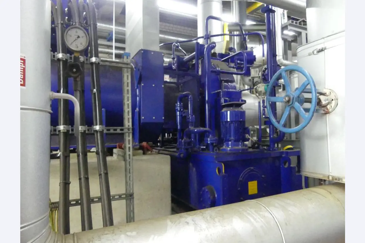 Equipement mécanique et accessoires d'une ancienne imprimerie en héliogravure-2