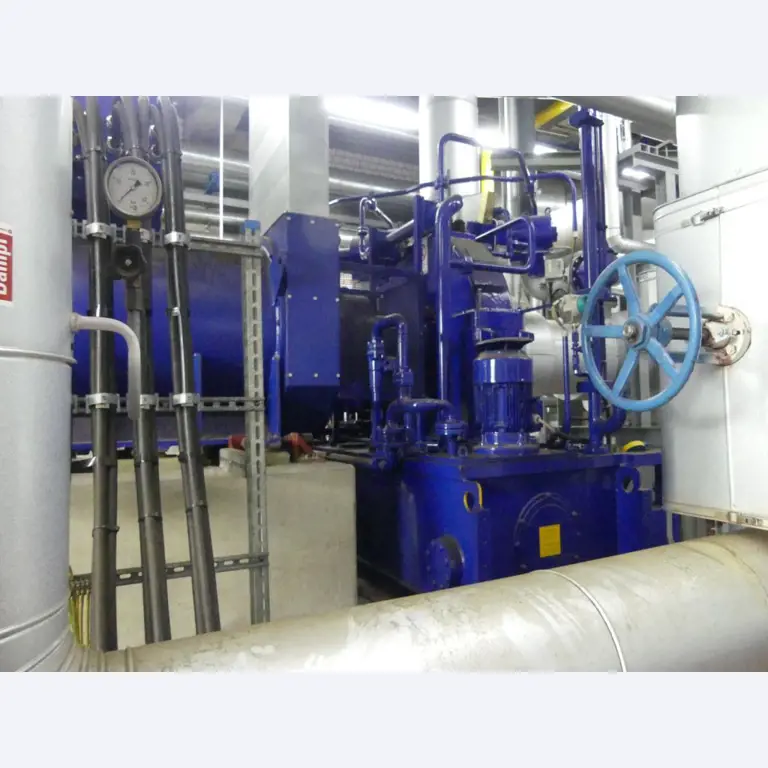 Equipement mécanique et accessoires d'une ancienne imprimerie en héliogravure-2